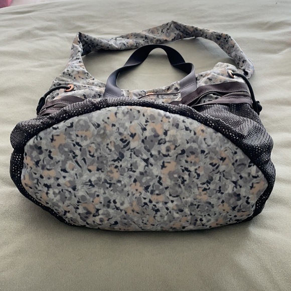 Lululemon sports bag - Picture 3 of 7
